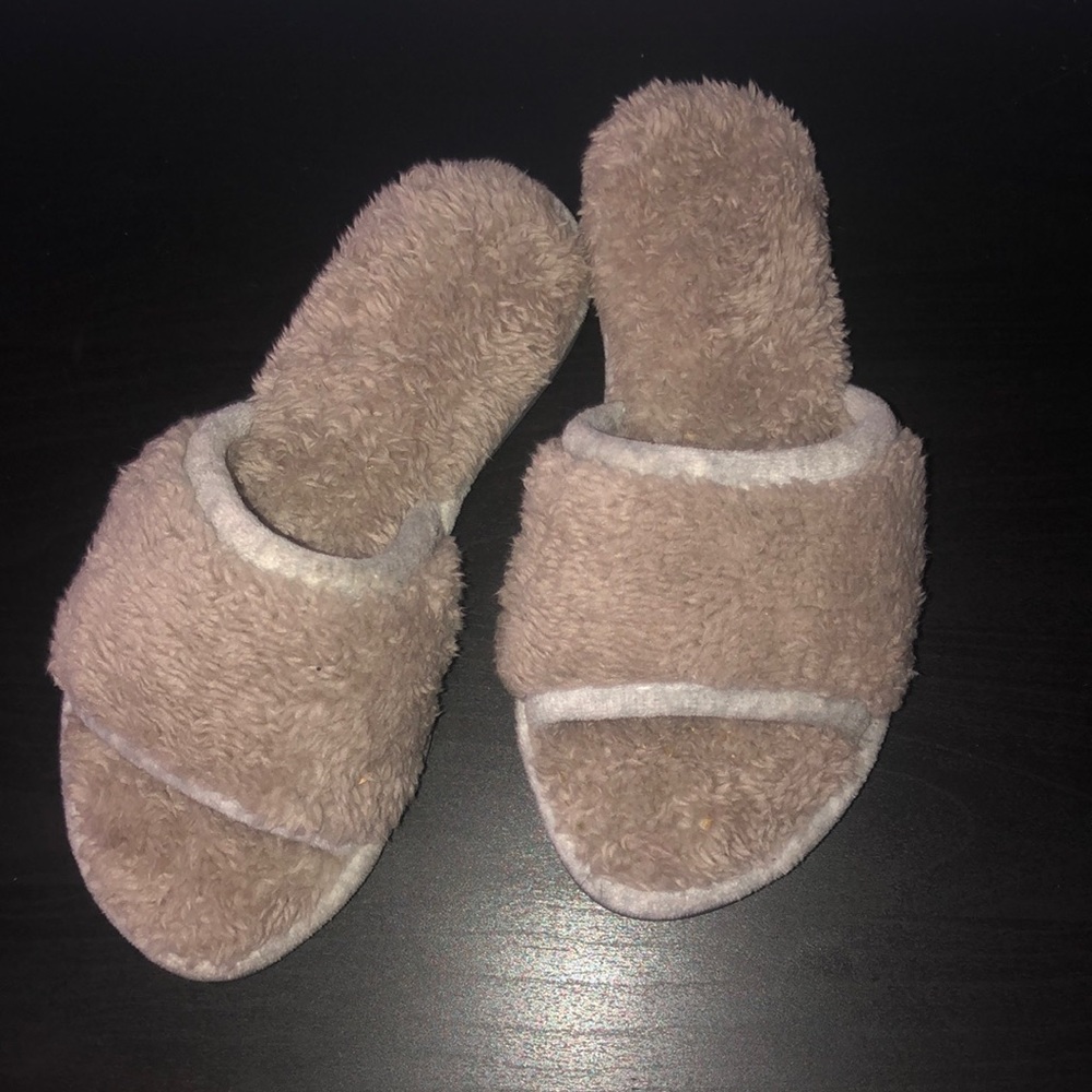 Dluxe by Dearfoams slippers. US size small 5-6.